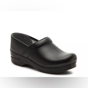 S68. Dansko Professional Clog Black 41 EU (10.5-11)